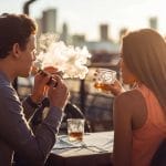 couple au restaurant, homme vapote, femme boit un whisky