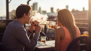 couple au restaurant, homme vapote, femme boit un whisky